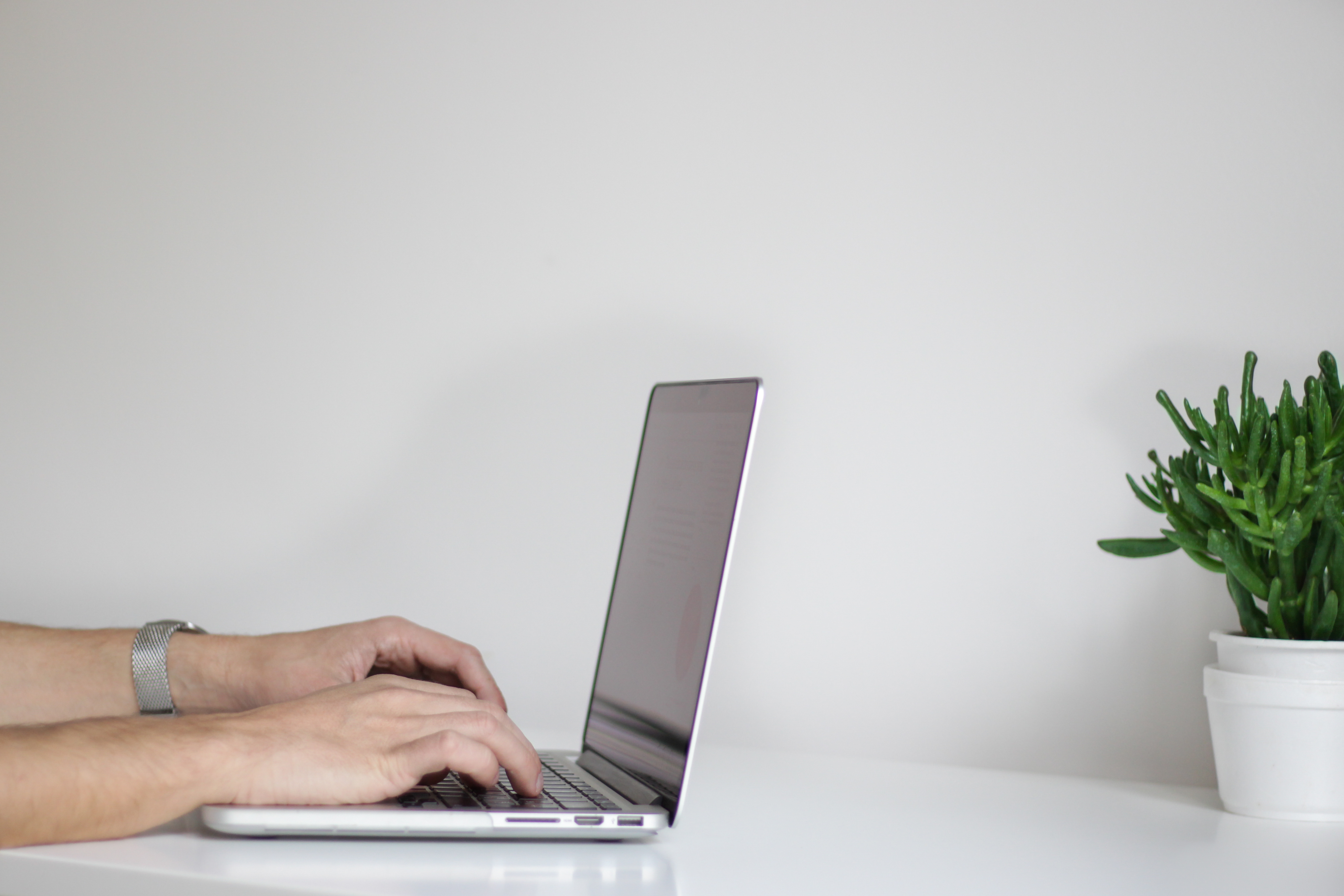 Notebook aberto em uma mesa minimalista para ilustrar um setup de n8n na Oracle Cloud